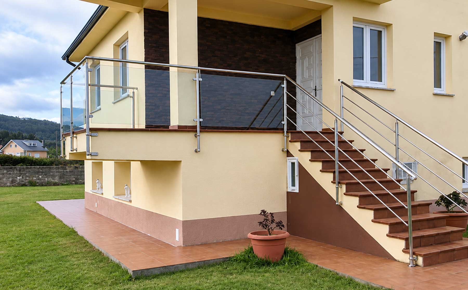 Pasamanos de cristal con acero inoxidable en una vivienda de A Mariña Lucense