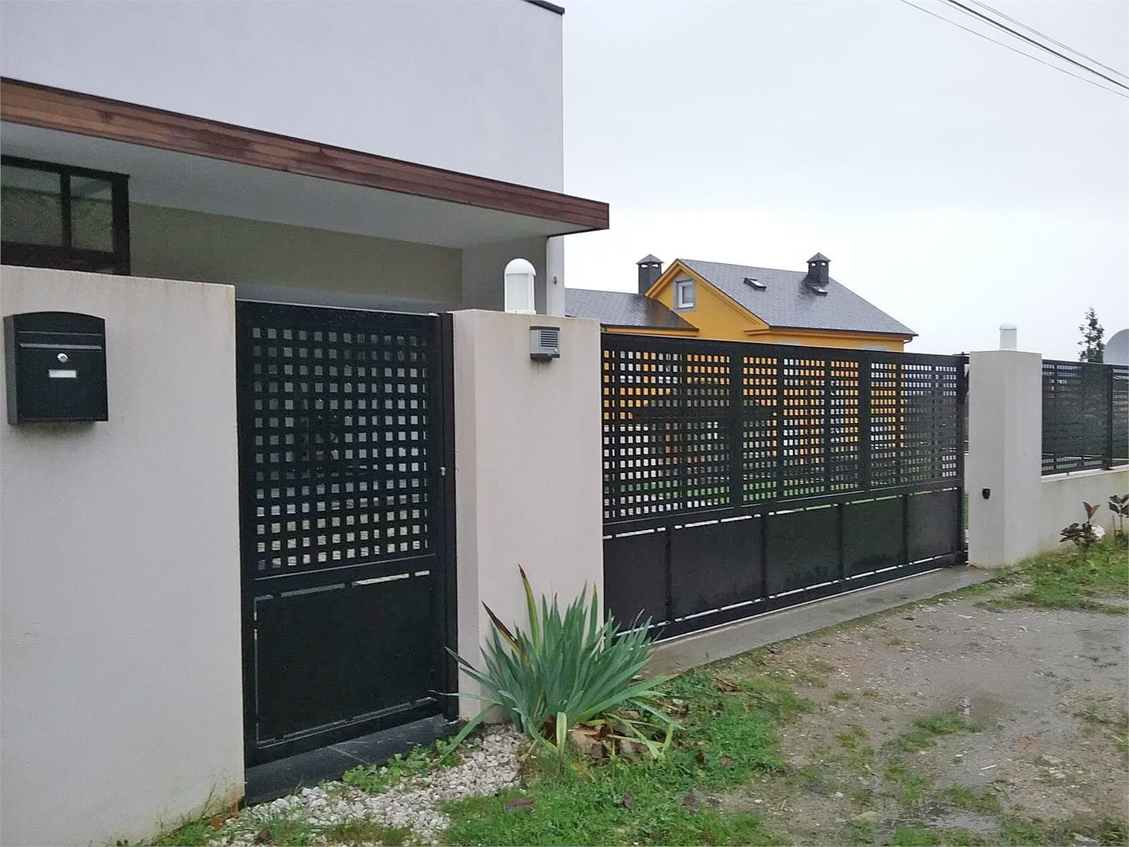 Cancilla corredera de aluminio instalada en una finca de Foz