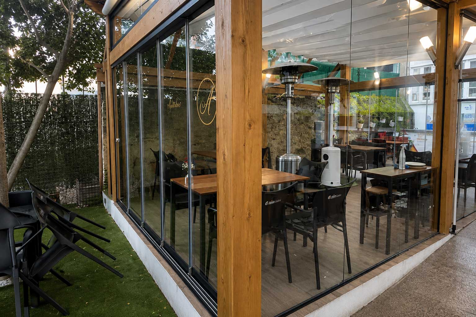 Cerramiento de terraza con cortinas de cristal a medida en A Mariña Lucense