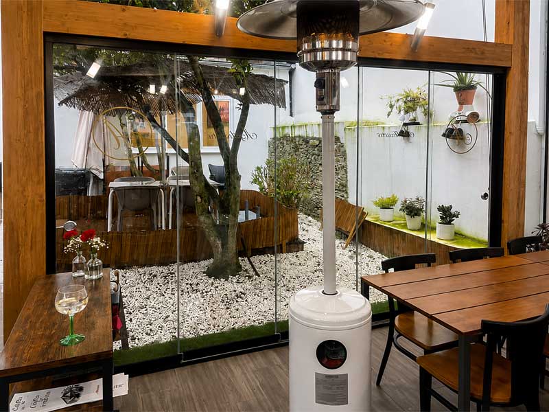 Cortinas de cristal instaladas por Aluminios Pemar en Foz