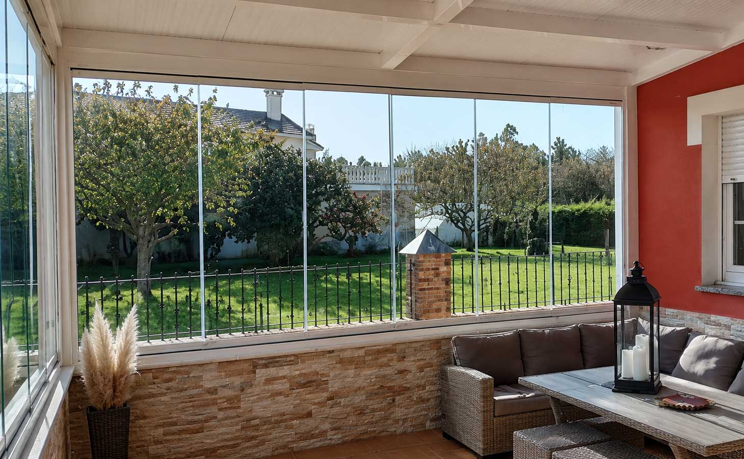 Cortina de cristal instalada en el porche de una vivienda en Foz