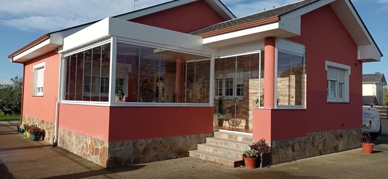 Cerramiento de cristal instalado en una terraza de A Mariña Lucense