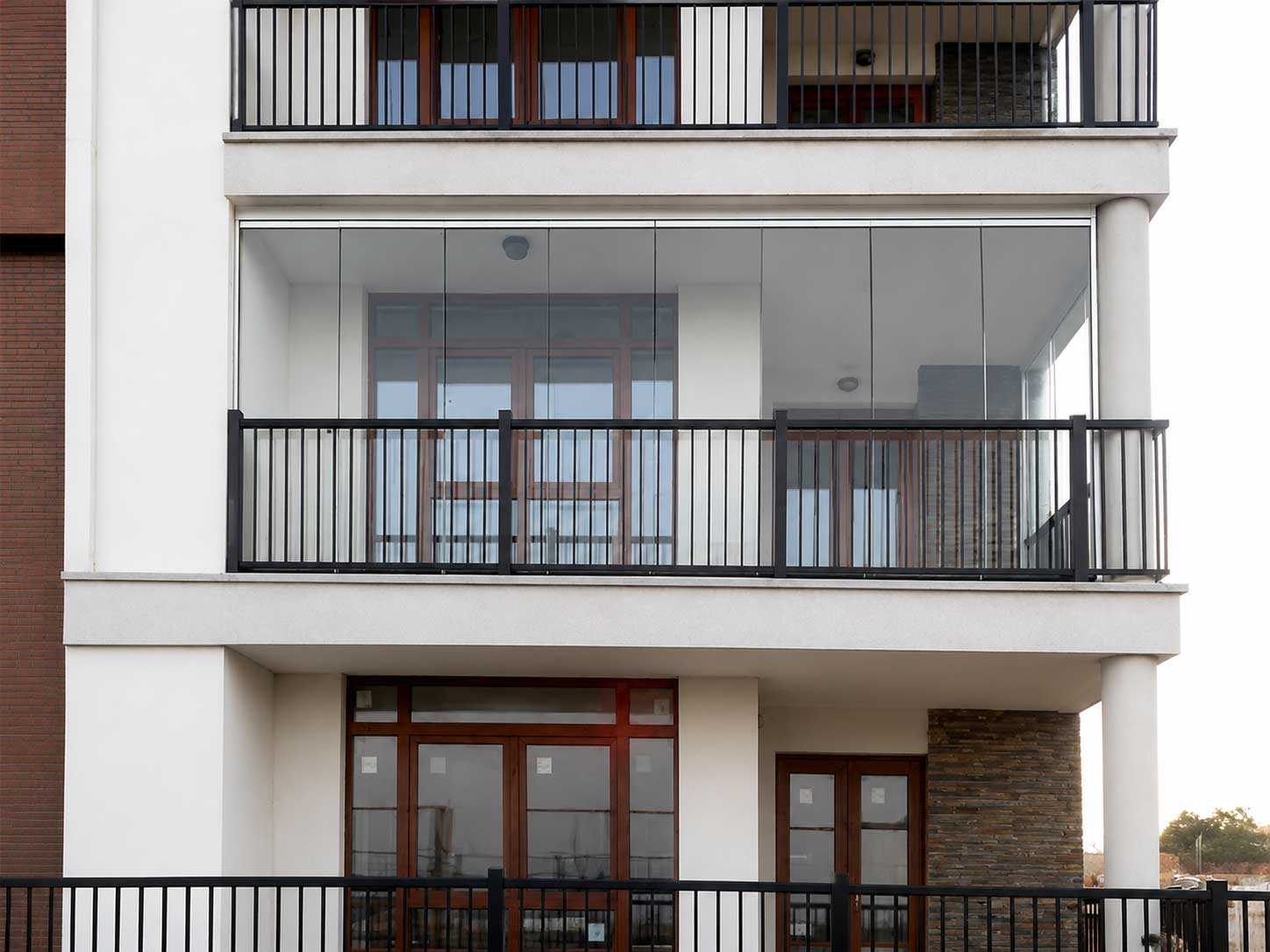 Tipos de cortina de cristal plegable y corredera instaladas en Foz