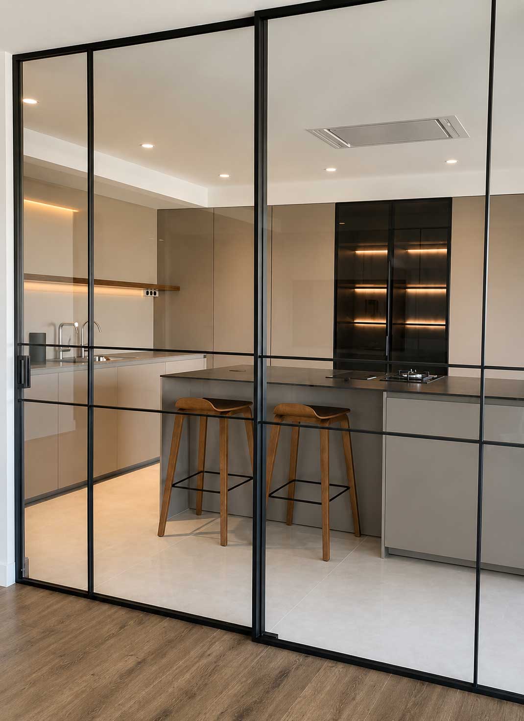 División de interiores con corredera de vidrio en una vivienda de Foz