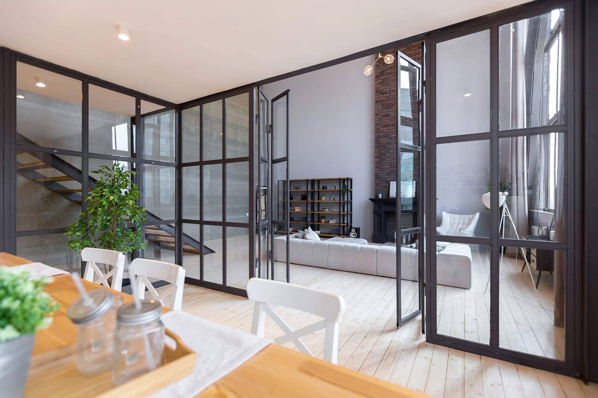 División de interiores acristalada realizada por Aluminios Pemar en Foz