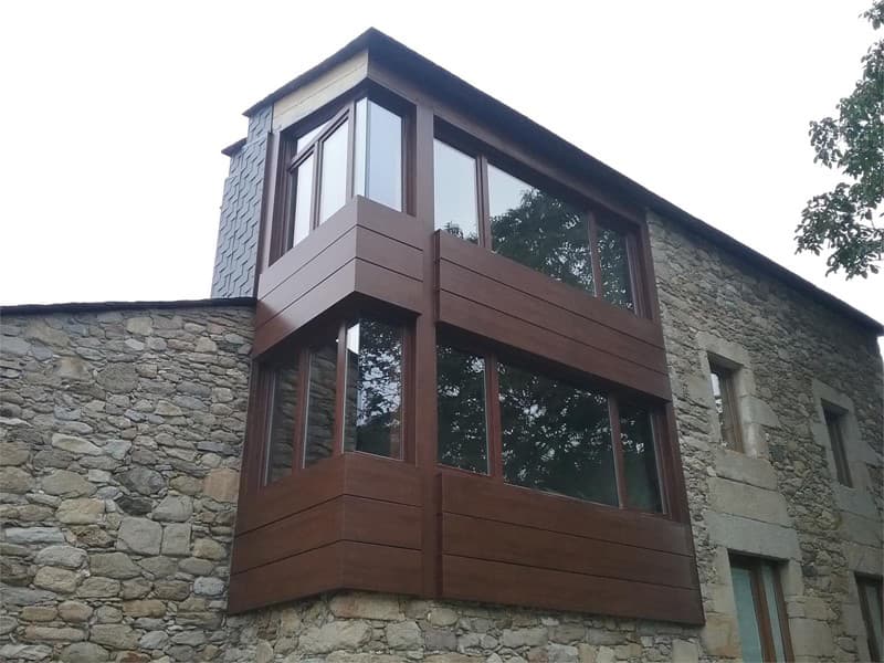 Fachada de aluminio Larson y PVC en A Mariña Lucense