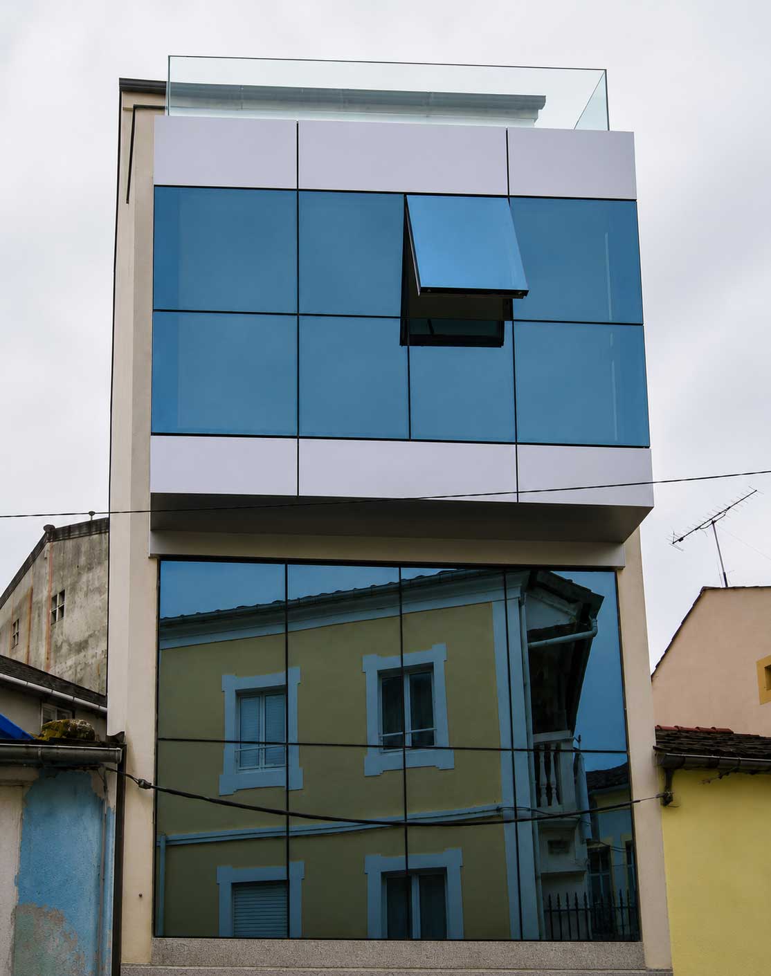 Muro cortina con tapetas instalado en A Mariña Lucense