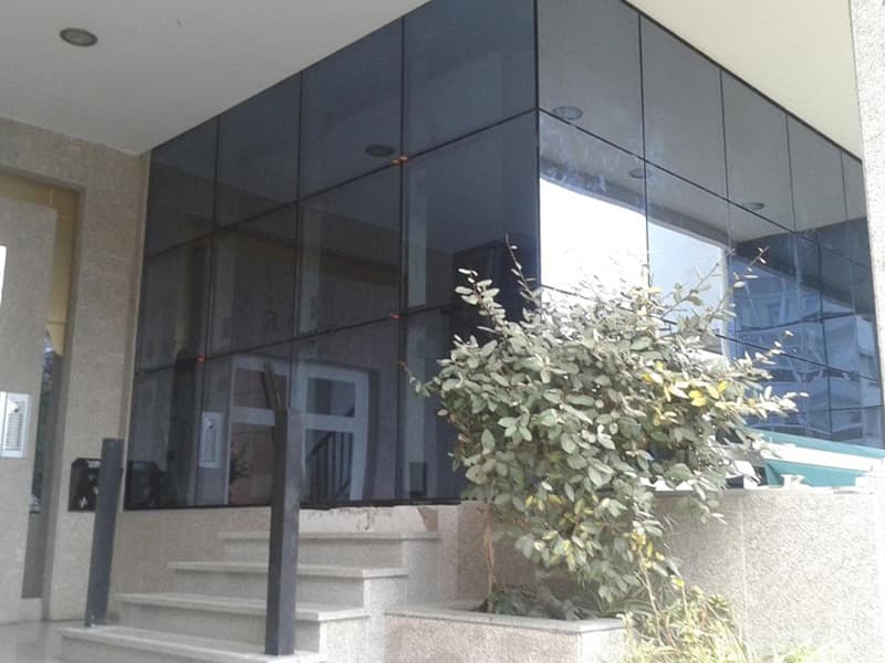 Muro cortina estructural con diseño acristalado en A Mariña Lucense