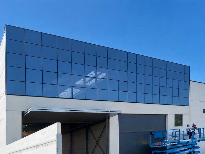 Muro cortina semiestructural instalado por Aluminios Pemar en Foz