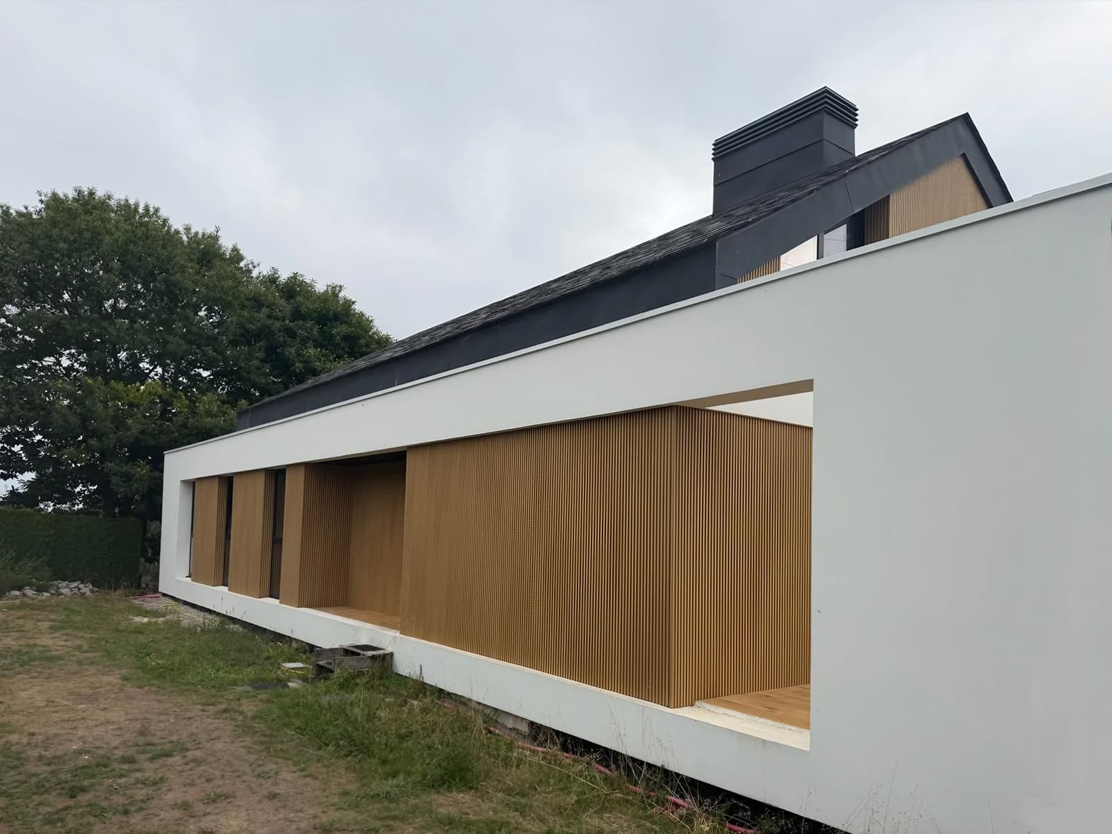 Instalación de fachadas de aluminio y panel Larson en A Mariña Lucense