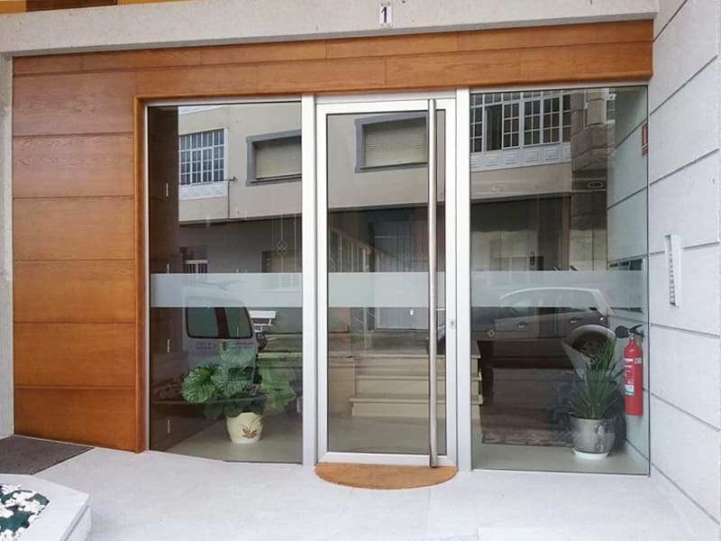 Puertas de aluminio y PVC fabricadas por Aluminios Pemar en Foz