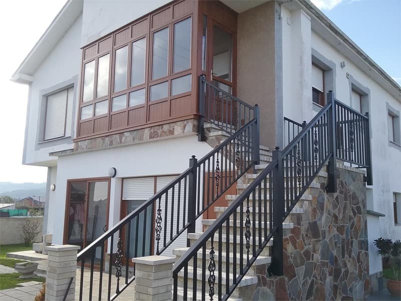 Puertas de balcón de aluminio y PVC instaladas en A Mariña Lucense