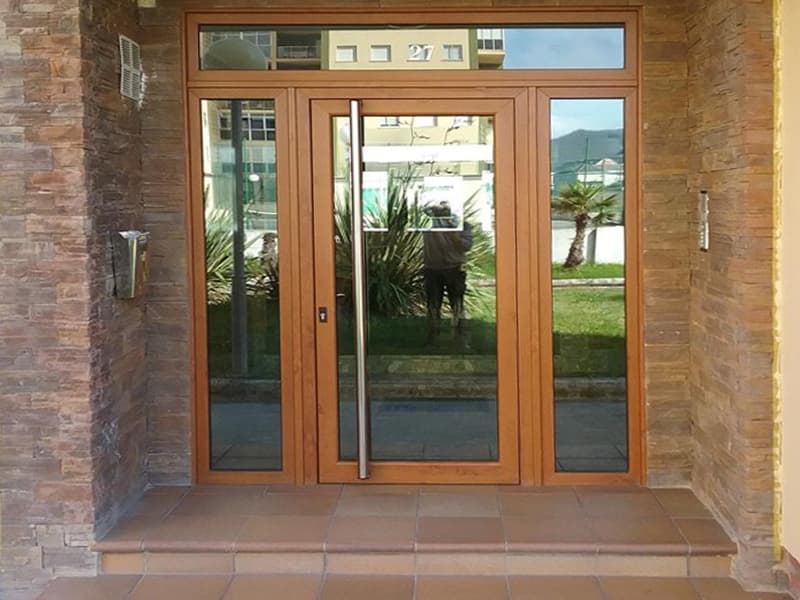 Puertas de calle de aluminio fabricadas a medida en Foz