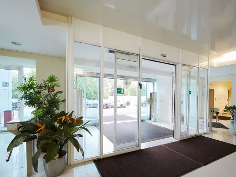 Estética de las puertas automáticas de cristal instaladas en A Mariña Lucense