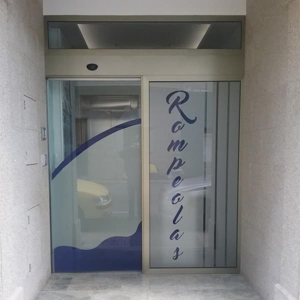 Puertas automáticas de aluminio con cristal fabricadas a medida en Foz