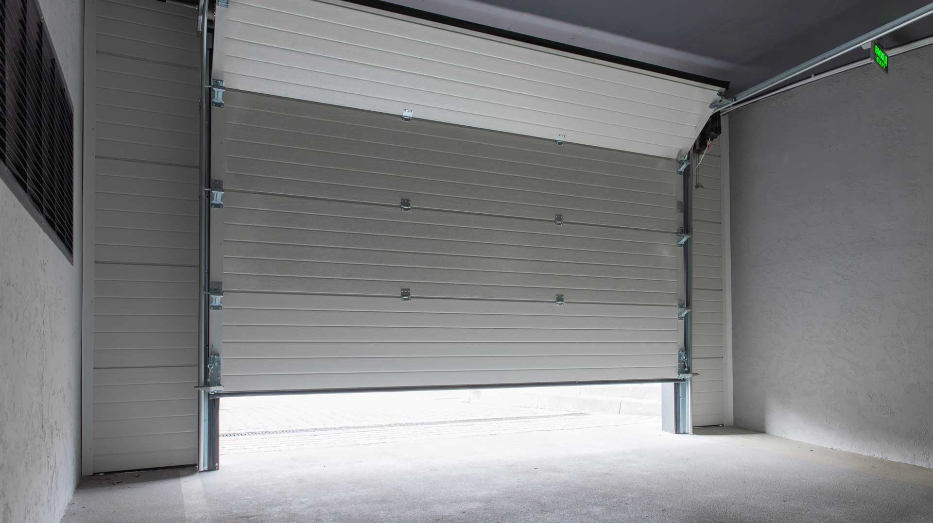 Distribución e instalación de puertas de garaje en A Mariña Lucense
