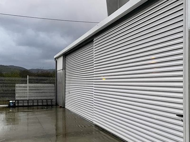 Puerta de garaje para uso industrial en una nave de A Mariña Lucense