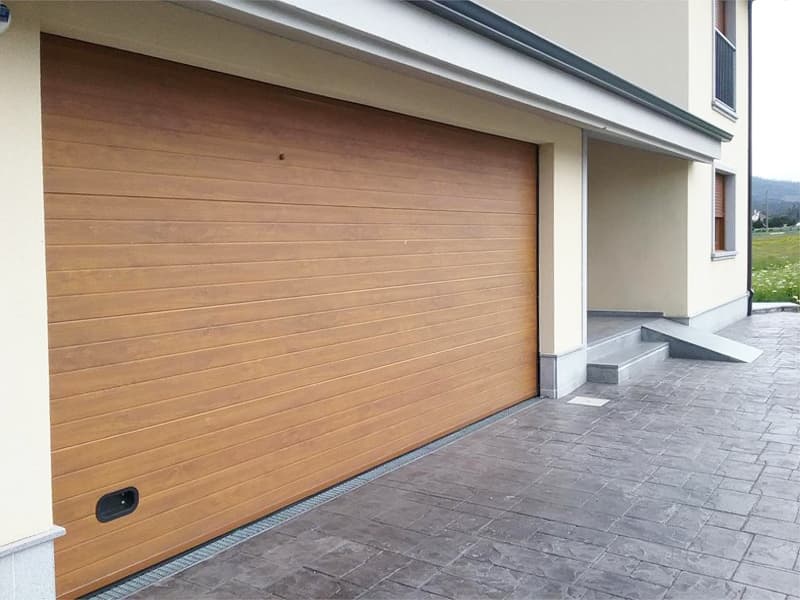 Puerta de garaje para uso residencial instalada en una vivienda de Foz