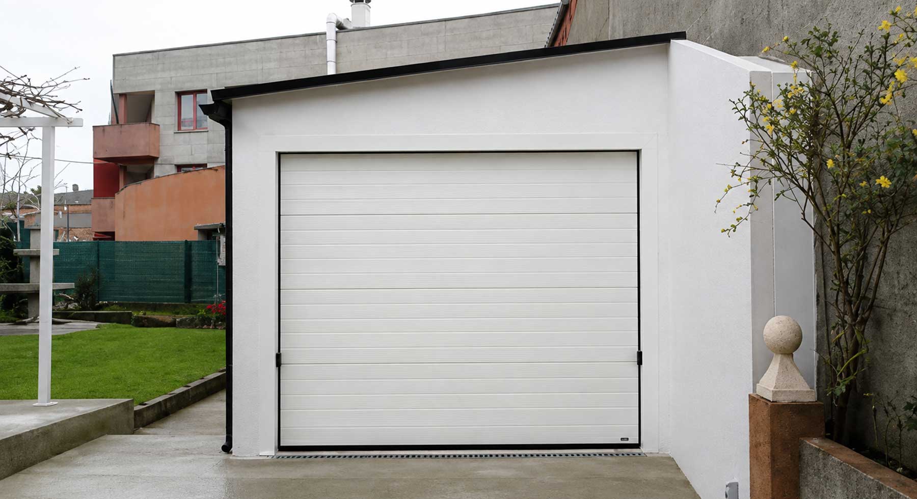 Puerta de garaje seccional motorizada instalada en A Mariña Lucense