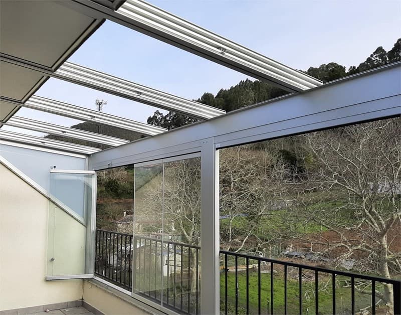 Cubierta móvil de aluminio sobre una terraza en Foz