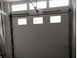 Puerta de garaje seccional en blanco