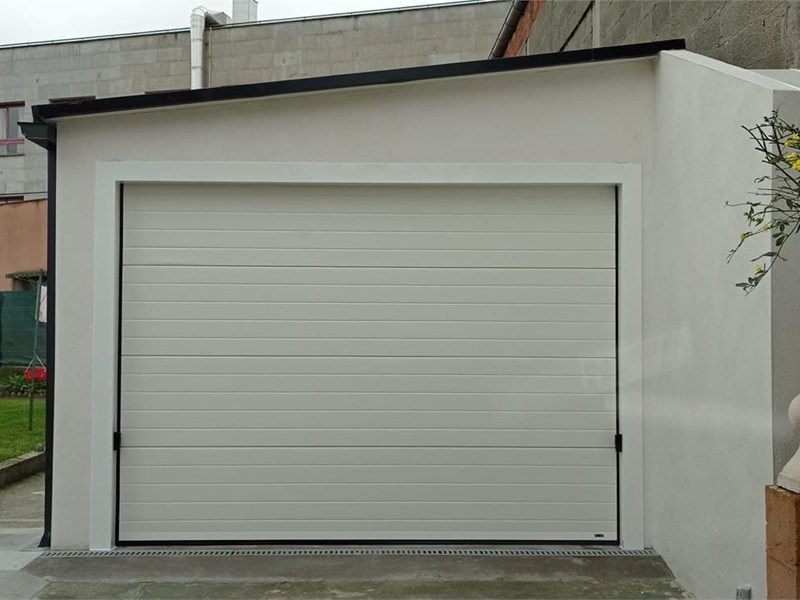 Puerta de garaje seccional motorizada